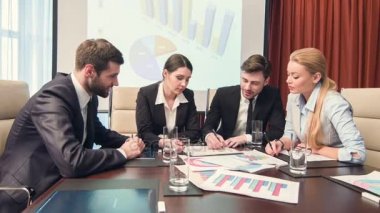 yeni iş stratejileri tartışırken iş adamları
