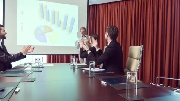 Mujer de negocios mostrando su presentación — Vídeos de Stock