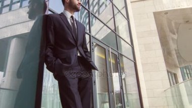 Ofis Binası yakınında duran işadamı