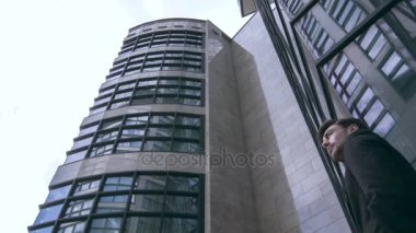 Ofis Binası yakınında duran işadamı