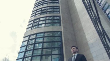 Ofis Binası ile kendine güvenen iş adamı