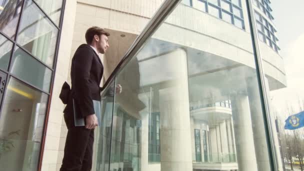 Homme d'affaires debout sur le balcon — Video