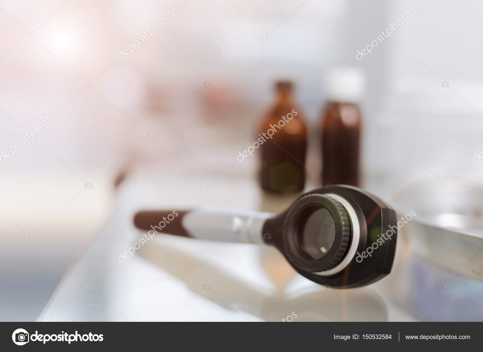 Dermatoscópio deitado sobre a mesa no gabinete do médico fotos, imagens