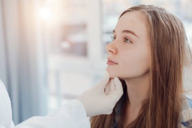 Hastanede hasta yüz inceleyerek çocuk doktoru deneyimli