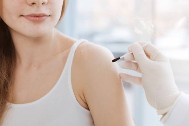 Nitelikli doktor genç klinikte tedavi