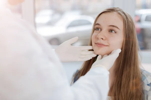 Dermatologista qualificado examinando a pele do paciente na clínica — Fotografia de Stock