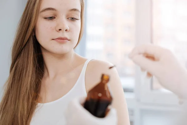 Jistý lékař ošetřující teenager v nemocnici — Stock fotografie