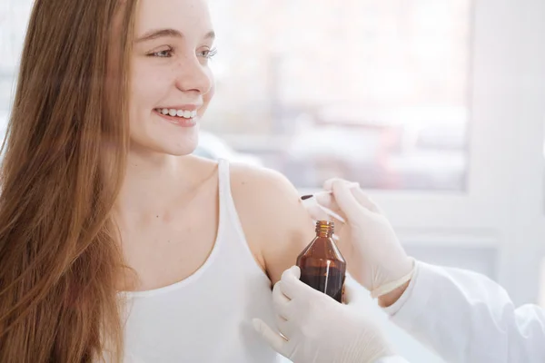 Delicioso adolescente dermatologista consultoria na clínica — Fotografia de Stock