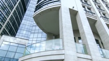 Bulutlu gökyüzü yansıtan kent otel cephe