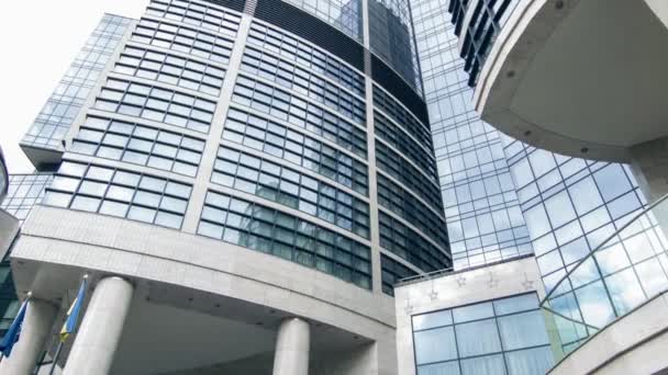 Szklaną fasadą hotelu nowoczesny luksus — Wideo stockowe