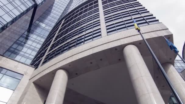 Byggnadens glasfasad på modernt hotell — Stockvideo