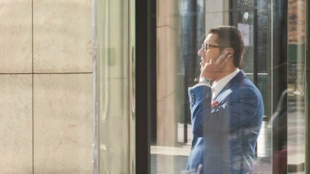 Hotel dışında telefonda konuşurken ofis çalışanı — Stok video