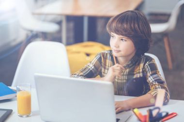 laptop oturma ve rüya çocuk