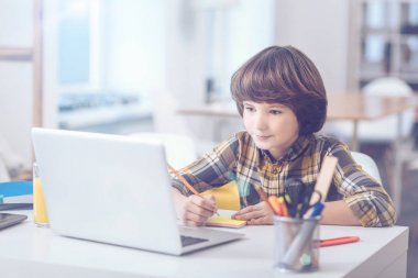 Çocuk eğitimi sırasında not almak