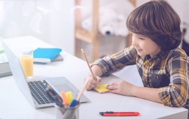 Güzel bir çocuk notlar aşağı yazma