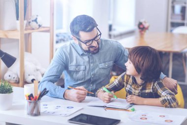 Baba ve oğul proje üzerinde birlikte çalışma