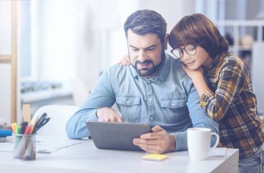 oğlan ve babası ile dijital tablet