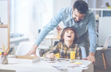 Baba ve oğul birlikte eğleniyorlar.