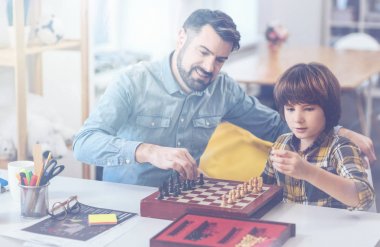 Baba ve oğul satranç oynarken