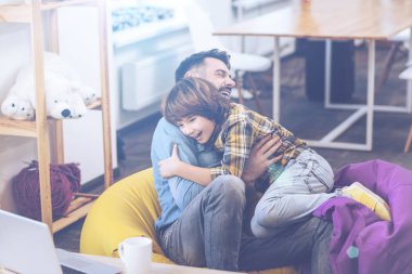 Mutlu küçük çocuk babaları kollarına uçan