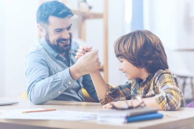 İki sevimli arm-wrestlers eğleniyor