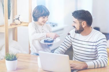 Sevimli küçük çocuk, babasının besleme