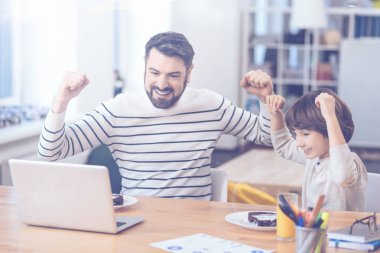 Baba ve oğul üzerinde zafer sevindirici