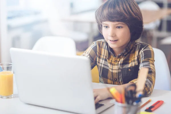 Junge nutzt Laptop zu Hause — Stockfoto