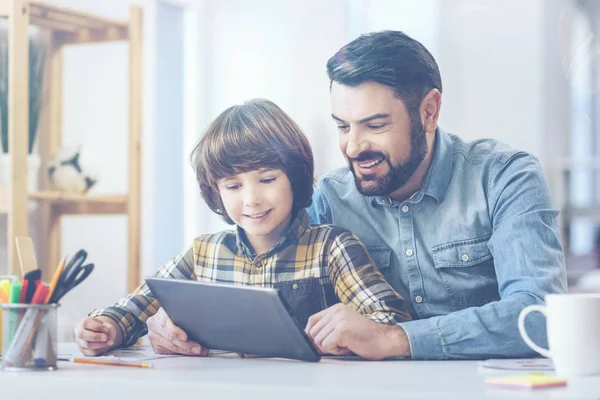Vader en zoon spelen met digitale tablet — Stockfoto