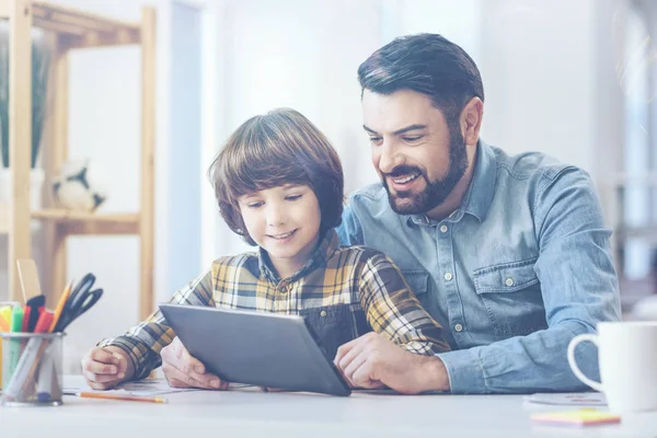 Baba ve oğul dijital tabletle oynuyorlar — Stok fotoğraf