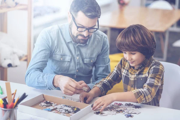 Niño y padre jugando en círculo familiar — Foto de Stock