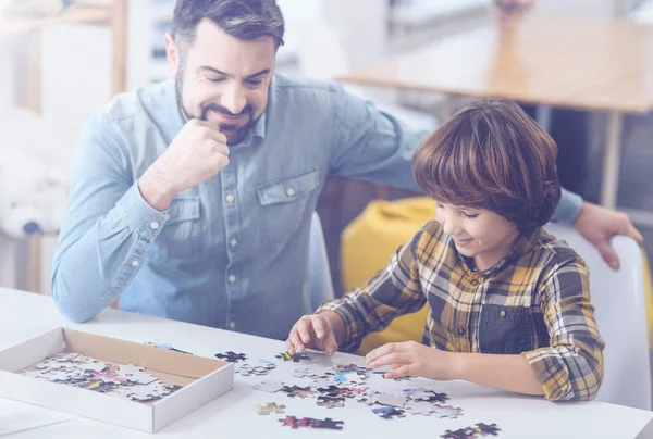 Pai e filho brincando com quebra-cabeça — Fotografia de Stock