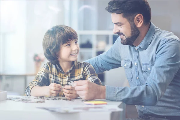 Padre pasando tiempo con su hijo —  Fotos de Stock