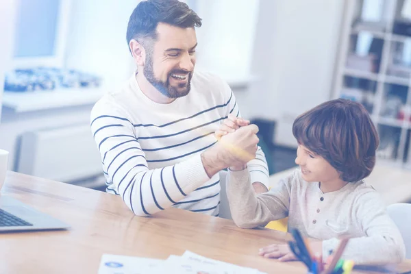 Vader en zoon strijden in armworstelen — Stockfoto