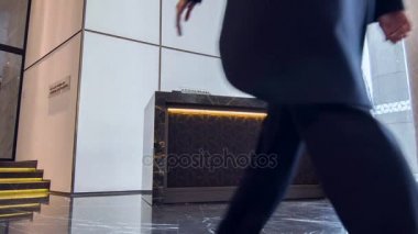 Kadın otelde çalışan görev istasyonu yürüme