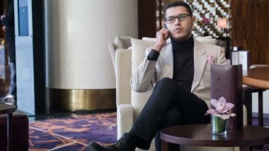 Çekici bir genç adam için bir toplantı düzenleme