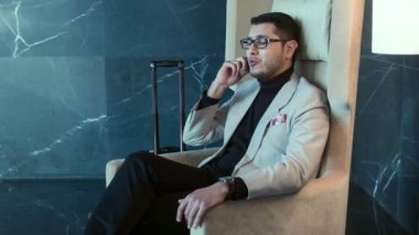 Genç işadamı bir telefonda konuşurken