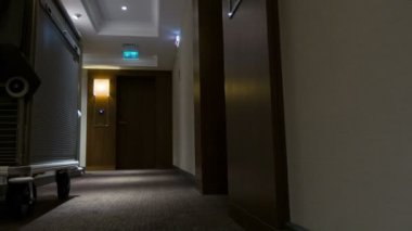 Otel zayıf ışıklı koridor hareket