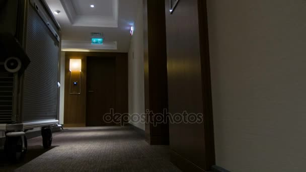 Poruszające się po hotelu słabe oświetlony korytarz — Wideo stockowe
