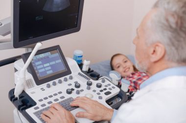 İş ultrason cihazları kullanarak dahil yaşlanma Uygulayıcı