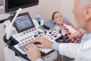 profesyonel ekipman kullanarak radyolog ben