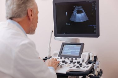 Hastanede ultrason için donanımları kullanarak doktor konsantre