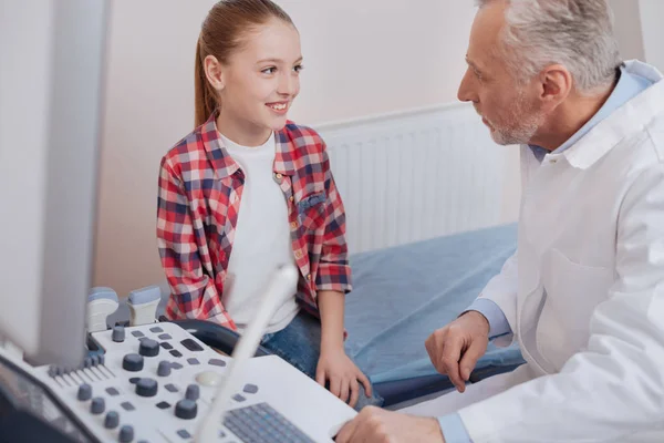 Chica positiva disfrutando de la conversación con el médico i — Foto de Stock