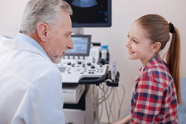 Лікар насолоджується розмовою з молодим пацієнтом — стокове фото
