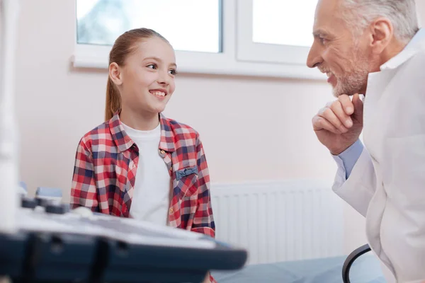 Chica disfrutando de la visita al médico —  Fotos de Stock