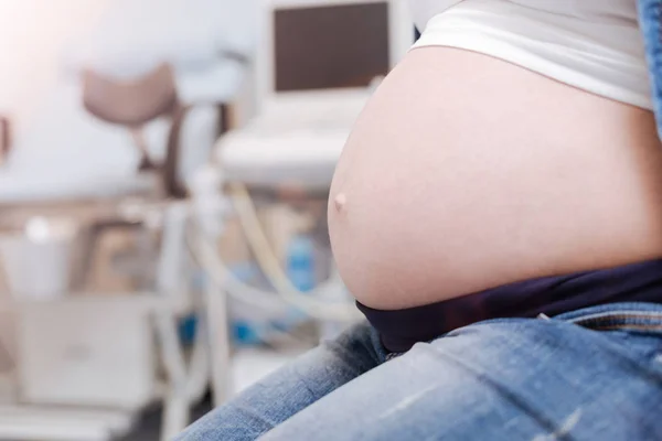 Беременная женщина ждет доктора. — стоковое фото