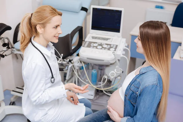 Förlossningsläkaren med gravid patient — Stockfoto