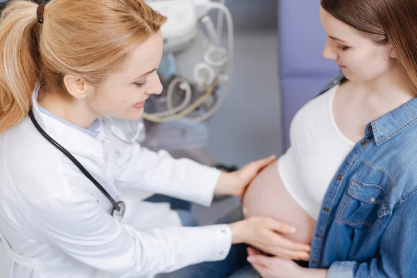 Memeriksa perut hamil di klinik — Stok Foto