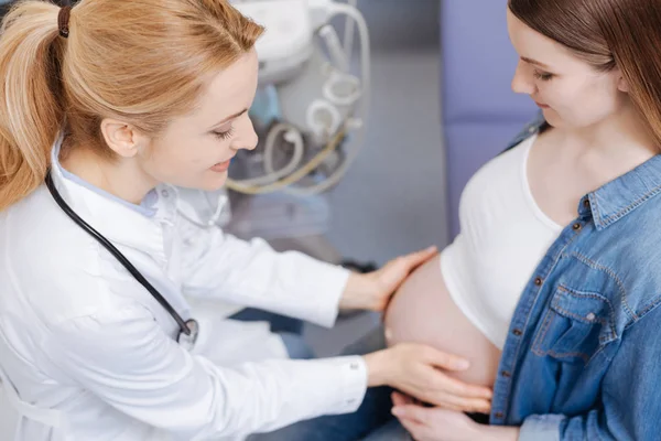 Behandeling van de zwangere buik in de kliniek — Stockfoto