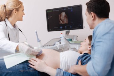 Ultrason için izleme sağlayan doktor hamile   